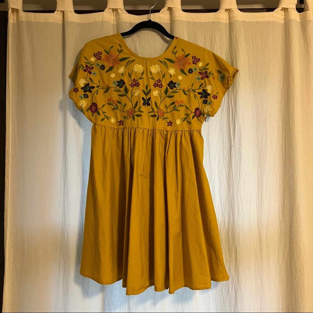 Floral embroidered short dress